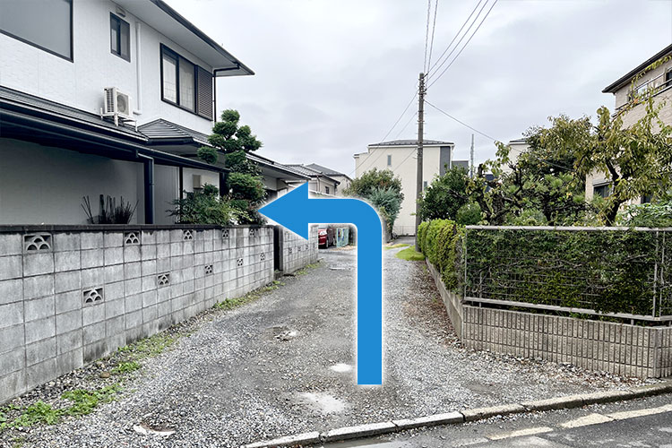 ③児童クラブ前の砂利道を進み左折